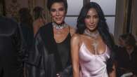 Kim Kardashian e Kris Jenner con i look gemelli: abiti uguali (e gioielli milionari) alle sfilate di Parigi