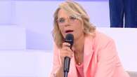 Maria De Filippi ad Amici sceglie un tailleur rosa cipria per la puntata del 10 dicembre