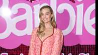 Margot Robbie torna al Barbiecore e indossa il pigiama con le piume