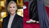 Charlize Theron dice addio ai tacchi a spillo, sul red carpet sfila con infradito bassi