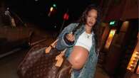 Rihanna vicina al parto: mostra il pancione coi jeans slacciati e il crop top