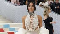 Met Gala 2023, Kim Kardashian vestita di perle omaggia Karl Lagerfeld (e cita se stessa)