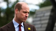 William fa visita a una scuola senza Kate: perché ha un fiore giallo sulla giacca