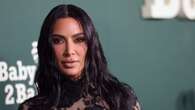 Kim Kardashian, look gotico con fiori neri per l’evento di beneficenza a Los Angeles