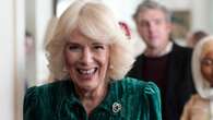 Camilla addobba l’albero a Clarence House: velluto verde e spilla di diamanti per l’evento natalizio