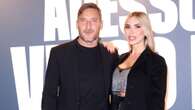 Francesco Totti e Noemi Bocchi in coordinato: il red carpet di coppia in nero con accessori griffati