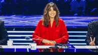 Ambra Angiolini infiamma la prima serata di X-Factor 2023 con l’abito rosso fuoco e il maxi spacco