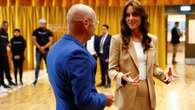 Kate Middleton in tailleur: la principessa completa il power suit con la T-shirt bianca