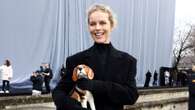 Perché Eva Herzigova ha portato la statua di un cane alla sfilata di Balenciaga