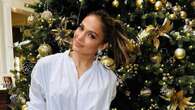 Jennifer Lopez celebra il Natale con l’albero dorato e un paio di sandali che nascondono un dettaglio