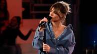 Alessandra Amoroso in total denim: per il ritorno ad Amici sceglie il look jeans su jeans