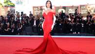 Georgina Rodriguez infiamma Venezia 2023: a chi è ispirato l’abito rosso con guanti da diva