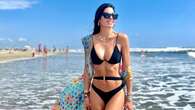 Elisabetta Gregoraci a Forte dei Marmi: il bikini è minimal ma ha la “cintura”