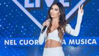 Elisabetta Gregoraci a Battiti Live: top incrociato che scopre gli addominali per la seconda puntata