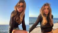 Elisabetta Canalis in vacanza: gli shorts di jeans si abbinano al maglioncino a maniche lunghe