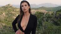 Elisabetta Canalis in Sardegna, per le vacanze punta solo sul total black ma con le scollature maxi