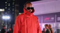 Lewis Hamilton veste rosso: gli indizi dell’amore per la Ferrari nei look del pilota