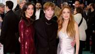 Red carpet di famiglia per Lindsay Lohan: sfila in total white con i fratelli Aliana e Dakota