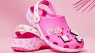 Da quando Barbie indossa le Crocs? La collaborazione impossibile diventa virale