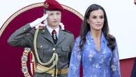 Letizia di Spagna per la festa Nazionale sceglie l’abito a fiori (e non nasconde i capelli bianchi)