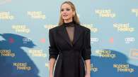 Jennifer Lawrence alla prima di Berlino: la giacca si indossa da sola col top trasparente