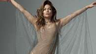 Jennifer Lopez diva in copertina col nude look tra cristalli e trasparenze