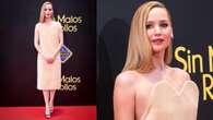 Jennifer Lawrence con l’abito scultura: il bustier si “stacca” dal seno