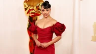 Liza Koshy cade sul red carpet degli Oscar 2024, l’incidente per le scarpe troppo alte