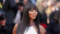 Naomi Campbell a Cannes non cambia solo l’abito: sfila con frangetta e nuovo hair look