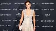 L’eleganza discreta di Emma Watson: ruba la scena con l’abito plissettato