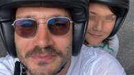 Stefano De Martino con Santiago in moto: papà e figlio sono adorabili in coordinato