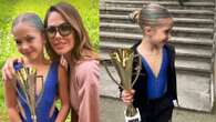 Isabel Totti con look blu elettrico vince la gara di pattinaggio davanti a mamma Ilary Blasi