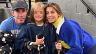 Skyler Eva si dà all’hockey con elmo e pattini: Elisabetta Canalis e Brian Perri sono i suoi primi fan