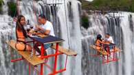 Un pranzo sospesi nel vuoto: ecco dove mangiare fluttuando su una cascata