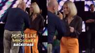 Michelle Hunziker, prove vocali per Michelle Impossible: coi pantaloni arancioni trionfa l’eleganza