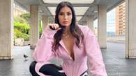 Elisabetta Gregoraci con felpa corsetto e sandali bassi: il look nero e rosa vale quasi 4mila euro