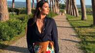 Elisabetta Gregoraci osa con la gonna a portafoglio dal maxi spacco (e borsa da quasi 40mila euro)