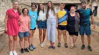 Letizia di Spagna, regina in shorts: lavora anche in vacanza ma con un look casual