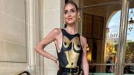 Chiara Ferragni col seno dipinto sul top: saluta Parigi tra stringhe e cinture con la chiave