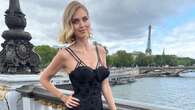 Chiara Ferragni dà il via alle sfilate di Parigi: da Schiaparelli indossa l’abito col seno a punta