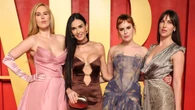 Demi Moore al Vanity Fair Oscar Party con le figlie tra spalle nude e scollature