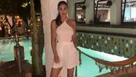 Cecilia Rodriguez scatenata in Sardegna: balla sui tavoli in total white con shorts e top a punta