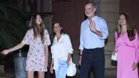 Letizia di Spagna in vacanza sceglie la semplicità: è casual con la maxi camicia bianca