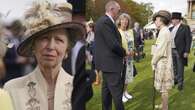 La principessa Anna cambia stile: al garden party in abito e cappellino ‘copiando’ Elisabetta II