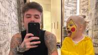 Capodanno a casa per i Ferragnez: Vittoria gioca con Fedez travestita da Pikachu