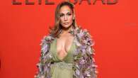 Jennifer Lopez diva delle sfilate di Parigi: incanta con mantello di fiori e maxi scollatura