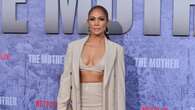 Jennifer Lopez alla prima di The Mother: segue la moda del reggiseno a vista e lo abbina al trench