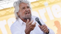 Beppe Grillo dimesso dall’ospedale ringrazia i medici: “Un piccolo grande soccorso pieno di umanità”