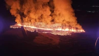 Islanda, le immagini della lava che brucia una casa e distrugge le strade di Grindavik