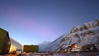 Le tempeste solari danno vita a rare e meravigliose aurore blu diurne nel cielo delle Svalbard